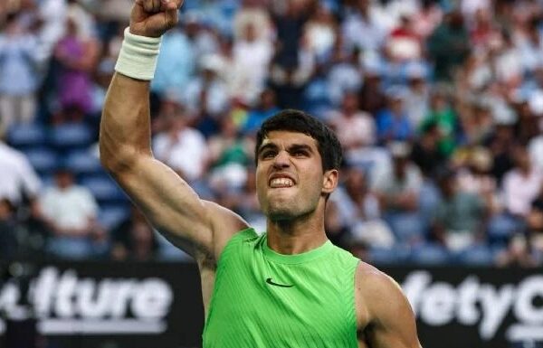 Carlos Alcaraz vence a Zverev y luchará por su primer título en el Abierto de Australia