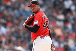 Carlos Hernández, lanzador de la MLB, sufre aparatoso accidente automovilístico