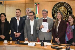 Monreal recibe iniciativa para permitir armamento especial a policías estatales