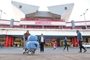 Aerolíneas mexicanas mantienen vuelos Cuba; la isla sigue “abierta al turismo”