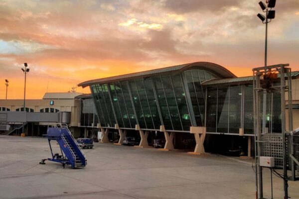 Suspensión de vuelos en Aeropuerto de El Paso, Texas, por “incursión de drones de un cártel”