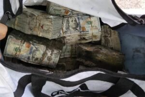 Detienen a hombre que cargaba con más de 700 mil dólares tras revisión militar en Culiacán