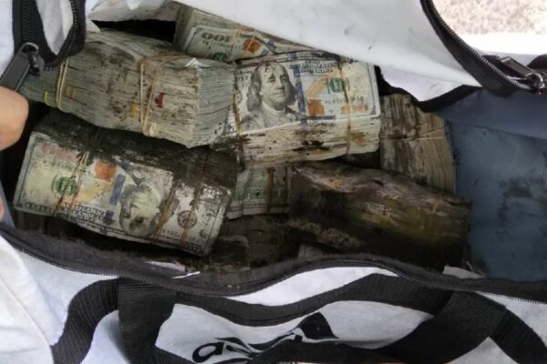 Detienen a hombre que cargaba con más de 700 mil dólares tras revisión militar en Culiacán