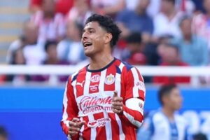Chivas confirma baja de Luis Romo para el Clásico Nacional ante América