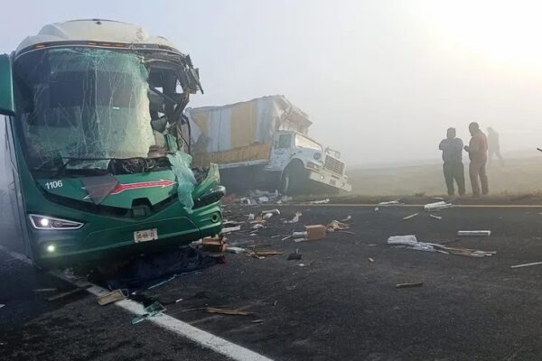Carambola masiva en Libramiento Bicentenario por neblina deja al menos 3 personas sin vida