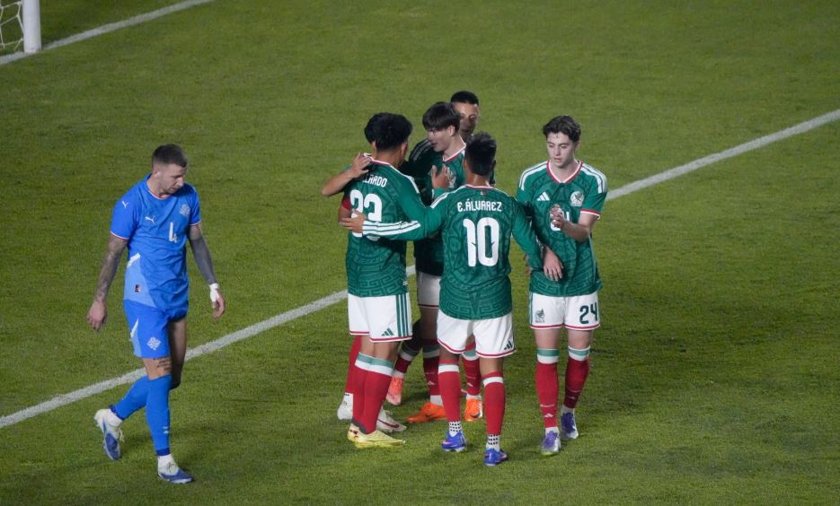 ¡Noche redonda! México golea a Islandia