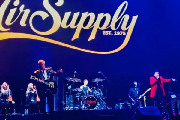 Air Supply conquista a regios con soft rock y baladas románticas en la Arena Monterrey