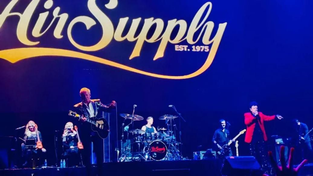 Air Supply conquista a regios con soft rock y baladas románticas en la Arena Monterrey