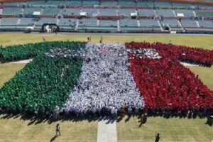México se anota un récord Guinness con la playera humana de futbol más grande del mundo