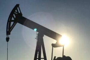 Sube petróleo 8% por conflicto con Irán que afecta flujos en Oriente Medio