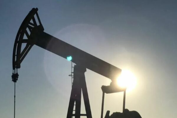 Sube petróleo 8% por conflicto con Irán que afecta flujos en Oriente Medio