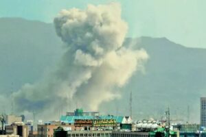 Irán bloquea flujo de petróleo y amenaza con incendiar buques