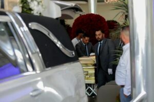 Sepelio de “El Mencho”: En un ataúd dorado, con música de banda y grúas con coronas de flores