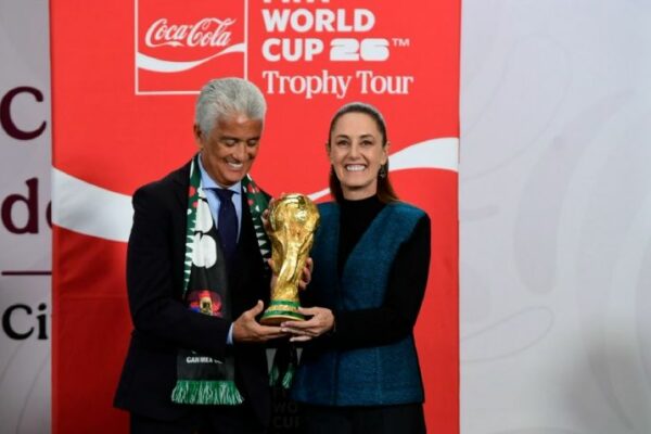 Bebeto devela junto a Sheinbaum la Copa del Mundo que ya está en CDMX