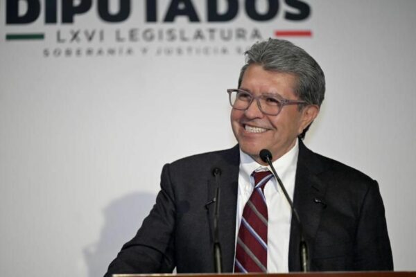 Ricardo Monreal inaugura exposición de automovilismo en San Lázaro