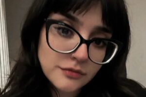 Actriz de doblaje de ‘Demon Slayer’ y ‘Miraculous’ vende audios personalizados para salvar a su perrita enferma