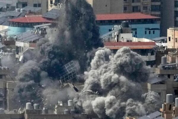 Irán detiene bombardeos contra países vecinos; responderá si es atacado, advierte su presidente