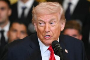 Donald Trump asegura que Irán se rindió, pero amaga con un ataque “muy duro” contra el país