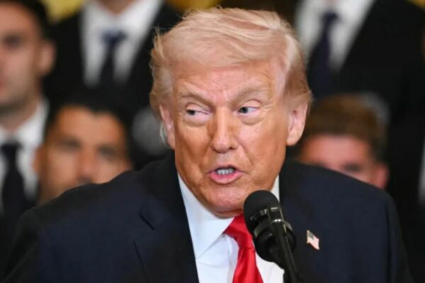 Donald Trump asegura que Irán se rindió, pero amaga con un ataque “muy duro” contra el país