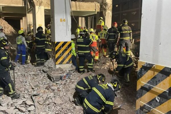 Rescatan segundo cuerpo tras derrumbe cerca del Metro San Antonio Abad