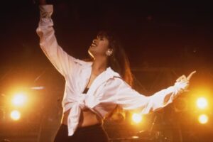 Hermana de Selena Quintanilla demanda a Shein; acusa a la empresa de usar la imagen de la cantante sin permiso