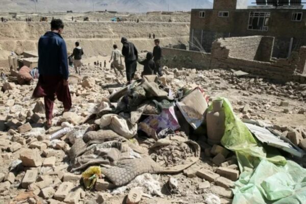 Pakistán lanza advertencia a talibanes de Afganistán tras ataque a una zona civil