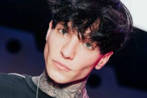 Influencer ‘Cry’ se molesta por pregunta sobre Yeri Mua e insulta a reportera