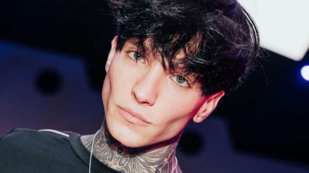 Influencer ‘Cry’ se molesta por pregunta sobre Yeri Mua e insulta a reportera