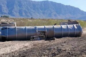 Pipa con gasolina se desganchó y volcó en carretera Torreón-Saltillo; hubo cierre vial