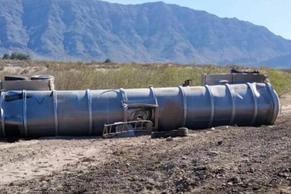 Pipa con gasolina se desganchó y volcó en carretera Torreón-Saltillo; hubo cierre vial