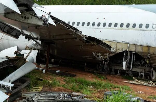 Avión militar se desploma en Rusia