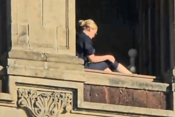 Florencia Franco, la mujer que tomó el sol en una ventana de Palacio Nacional, renuncia a su cargo