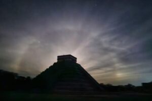 Aparece halo lunar en Chichén Itzá y aviva creencias de lluvia