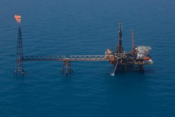 Petróleo acumula ganancias superiores al 45% desde inicio de las tensiones en Medio Oriente