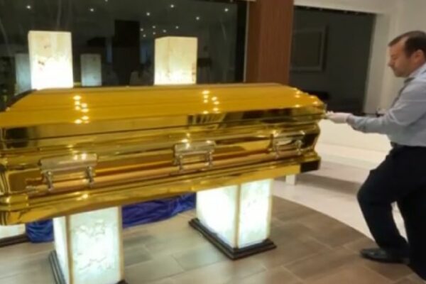 Exhiben ataúd dorado ligado al narco en Colima