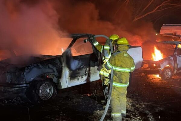 Fuego consume, al menos, 21 autos de CFE en Tuxtla Gutiérrez