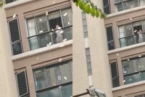 Mujer en crisis lanza más de 2.7 millones de pesos desde su casa