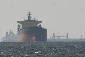 Lanchas de Irán disparan contra buque petrolero en el estrecho de Ormuz; tripulación está a salvo