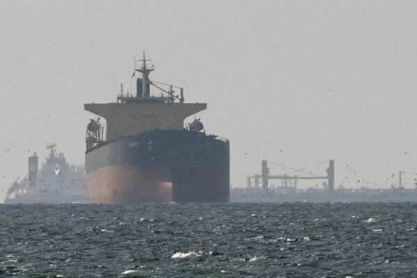 Lanchas de Irán disparan contra buque petrolero en el estrecho de Ormuz; tripulación está a salvo