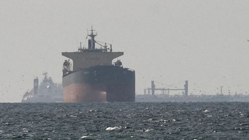 Lanchas de Irán disparan contra buque petrolero en el estrecho de Ormuz; tripulación está a salvo