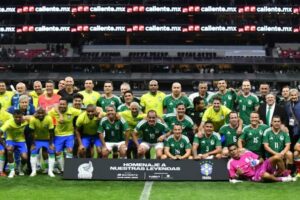 México vence 3 – 2 a Brasil en el juego de leyendas en el Estadio Azteca