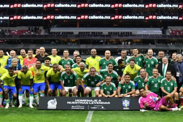 México vence 3 – 2 a Brasil en el juego de leyendas en el Estadio Azteca