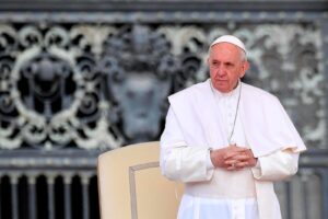 León XIV recuerda a Francisco a un año de su muerte; destaca su cercanía con los más pobres y débiles